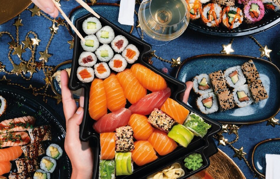 Weihnachtliches Sushi in Tannenbaumform