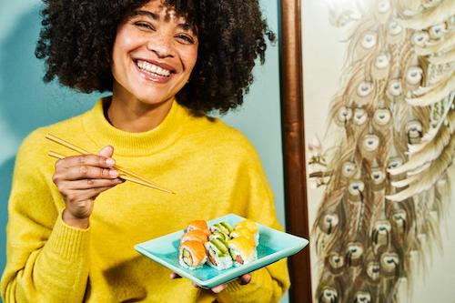 Bunte Sushi-Rollen mit Lachs, Avocado und Gurke – EatHappy bringt Farbe auf den Teller