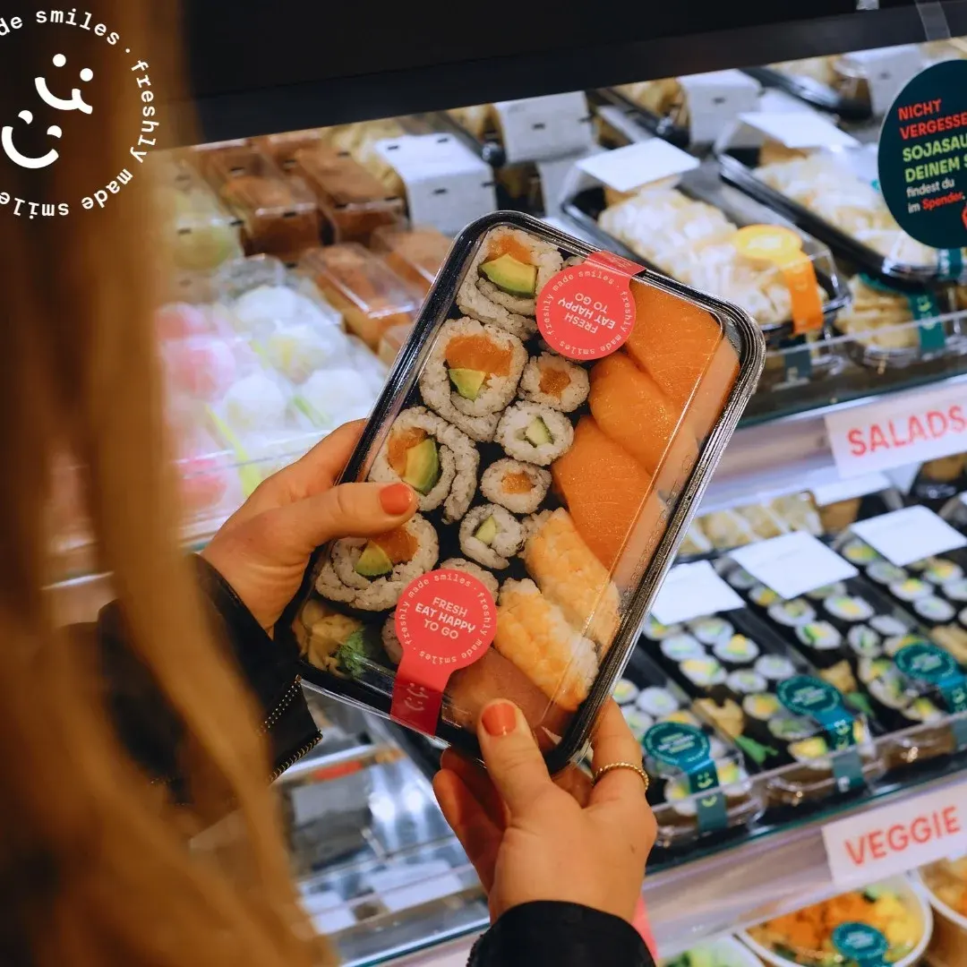 Frische EatHappy Sushi Box mit Maki und Nigiri, direkt aus der Sushi-Truhe im Supermarkt