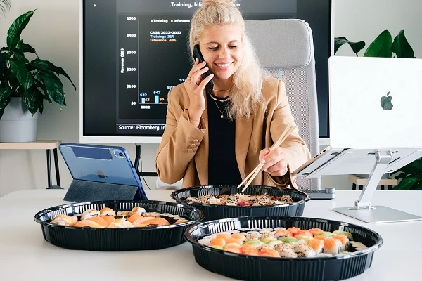 Frisches EatHappy Sushi als Office Lunch – perfekt geliefert für Meetings oder Pausenmomente
