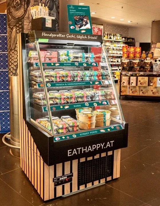 EatHappy Sushi Vitrine im Supermarkt mit frischen Street Food Produkten