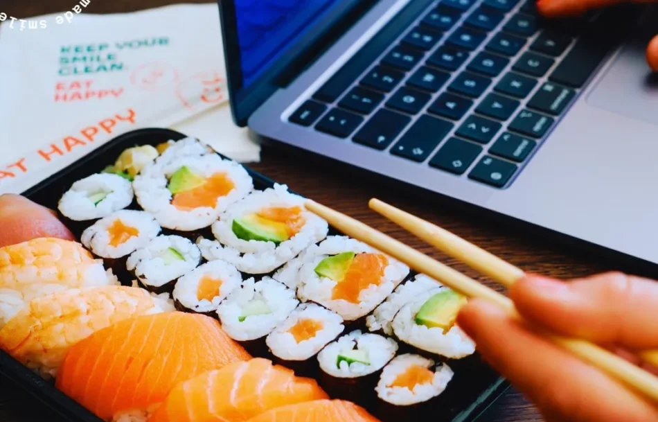 EatHappy Sushi Box mit Lachs und Avocado-Maki – perfekter Office Lunch