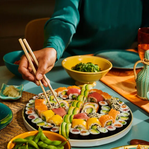 Bunte Sushi-Platte mit Maki, Nigiri und Rolls – ideal zum Teilen bei Tisch