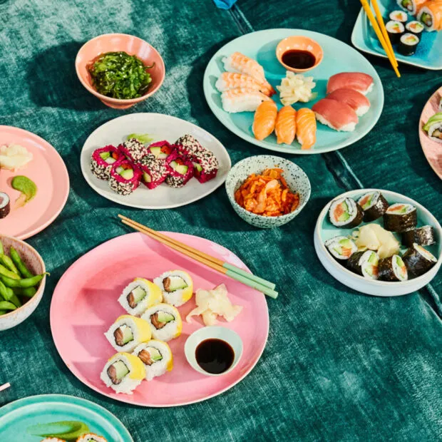 Bunte Auswahl an EatHappy Sushi-Platten mit Nigiri, Maki und bunten Rollen