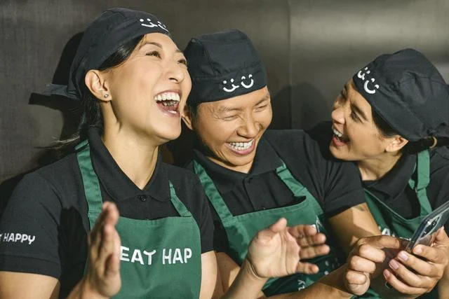 EatHappy Team lacht gemeinsam und steht für Vielfalt, Zusammenhalt und Freude an der Arbeit