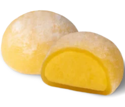 Zwei gelbe Mochi, einer aufgeschnitten mit cremiger Mango-Füllung