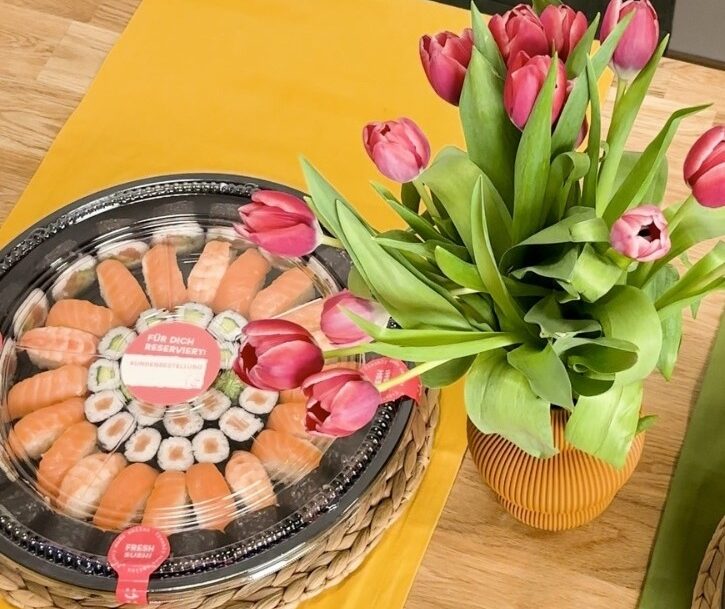 Ostertisch mit Sushi-Platte