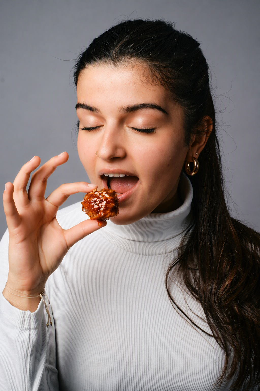 Dame, die korean Chicken kostet
